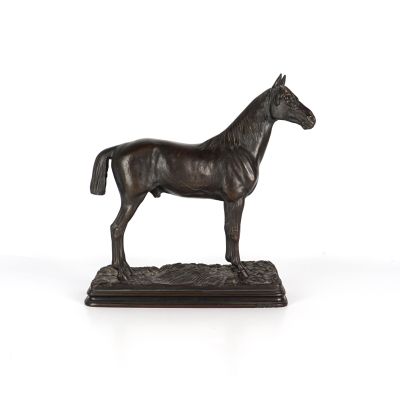 statue d'un cheval debout sur un socle posé sur une surface blanche