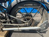 un gros plan d'un pneu de moto auquel est attachée une chaîne