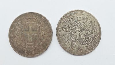 deux pièces d'argent, l'une ornée d'une croix et l'autre d'un blason