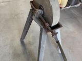 une machine posée sur une table dans un garage