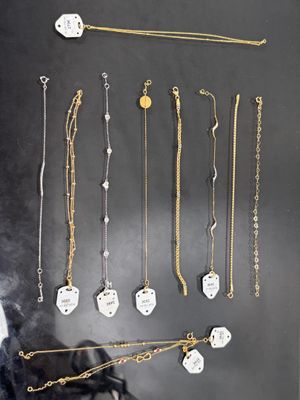 de nombreux types de colliers et de bracelets exposés sur le mur