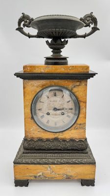 une horloge posée sur une table