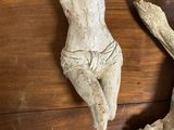 une table en bois sur laquelle est posée une statue représentant une personne