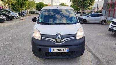 la camionnette blanche est garée sur le côté de la route