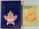 deux livres posés sur une table, sur lesquels trône une tête de cheval