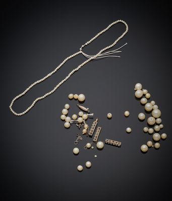 un assortiment de perles et d'autres bijoux sur un fond noir
