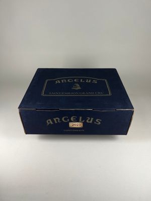 une boîte bleue ornée d'un logo, posée sur une surface blanche