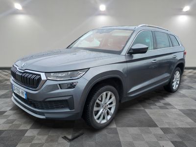 un SUV SKC gris de 2020 garé sur un sol à damier