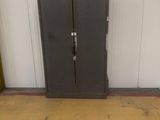une porte métallique au milieu d'une pièce