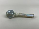 une vieille pipe en verre munie d'un manche en métal, posée sur une surface blanche