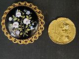 deux morceaux de verre doré et noir ornés de fleurs