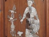 sculptures représentant une femme tenant un panier de fleurs, dans un cadre en bois