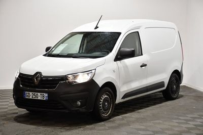la camionnette blanche est garée dans une pièce au sol en damier