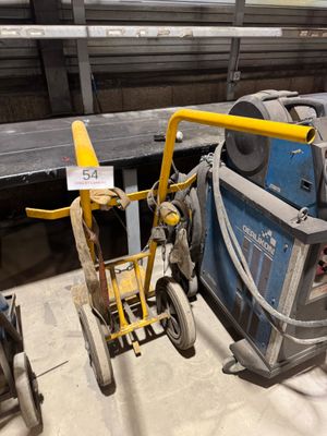 une photo d'une machine qui se trouve dans un entrepôt