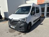 la camionnette blanche est garée devant un bâtiment