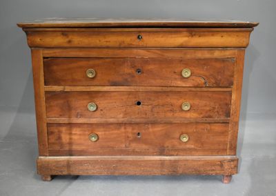 COMMODE en bois fruitier ouvrant en façade par quatre tiroir…