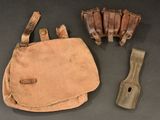 un petit sac contenant un couteau et d'autres objets, posé sur une table