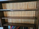 une bibliothèque sur laquelle sont rangés de nombreux livres