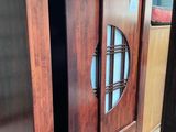 une image d'une armoire en bois avec une porte en verre