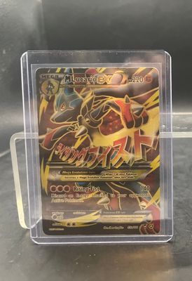 gros plan d'une boîte de cartes pokemon sur une table