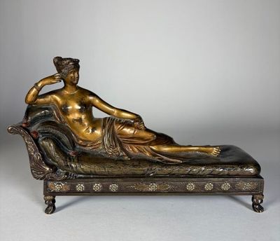 statue en bronze représentant une femme allongée sur une chaise longue