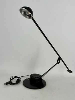 une image représentant une lampe de bureau noire sur fond blanc