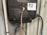 une photo d'un chauffe-eau auquel est raccordé un tuyau