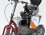 un scooter rouge avec une selle noire et un coffre à l'arrière