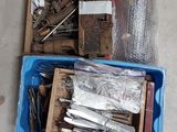 un grand nombre d'outils posés sur le sol