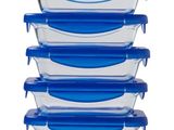 un lot de quatre récipients en plastique bleu et transparent avec couvercles