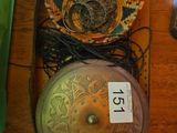une table en bois sur laquelle se trouvent une horloge et d'autres objets