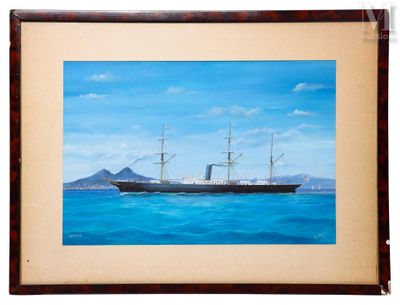 tableau représentant un bateau en mer, avec une montagne en arrière-plan