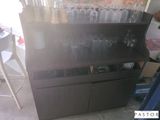un meuble sur lequel sont posés de nombreux verres