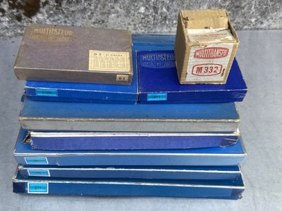 plusieurs boîtes sont empilées sur une table
