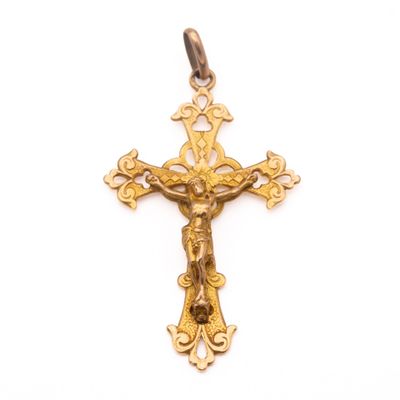 un gros plan d'une croix en or sur laquelle figure Jésus