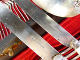 deux fourchettes et deux cuillères sur une nappe rouge
