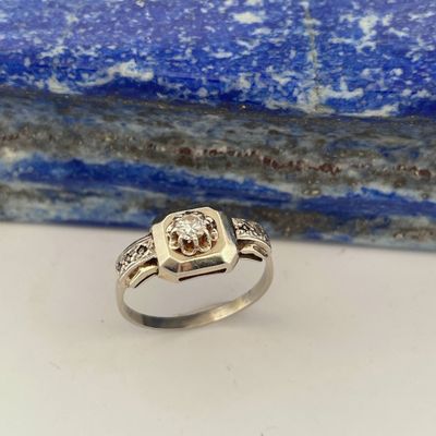 une bague en or blanc avec un diamant serti au centre