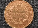 Gros plan sur une pièce d'or ornée d'une couronne.