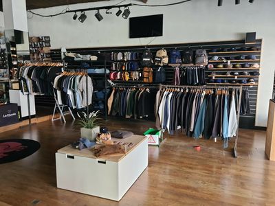 une photo d'un magasin de vêtements où l'on voit beaucoup de vêtements