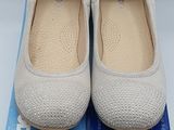 deux paires de chaussures pour femmes posées sur une boîte