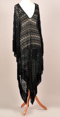 une image d'une robe noire sur un mannequin, un mannequin, un mannequin, un mannequin, un mannequin, un mannequin, un mannequin, un mannequin