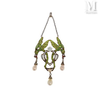 un gros plan d'un collier composé d'une chaîne et de perles