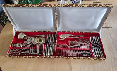 une boîte contenant de l'argenterie, posée sur une table