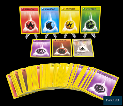 beaucoup de cartes sur la table