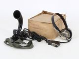 une boîte et un casque posés sur une table