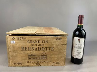 une boîte en bois avec une bouteille de vin à côté