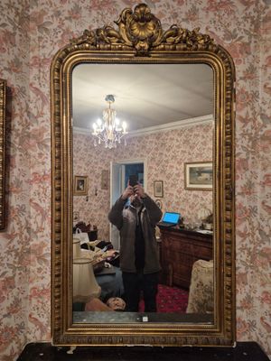 une femme se prenant en photo dans un miroir