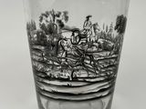 un verre à shot orné d'une image en noir et blanc représentant un homme à cheval