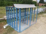 une structure métallique bleue située au milieu d'un champ