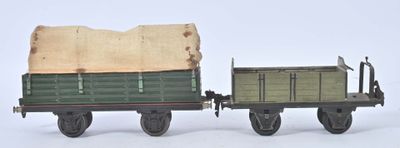 un petit train avec un wagon accroché sur le côté